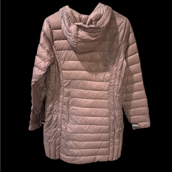 Stylish Women's Puffer Jacket in Soft Pink - Picture 2 of 4